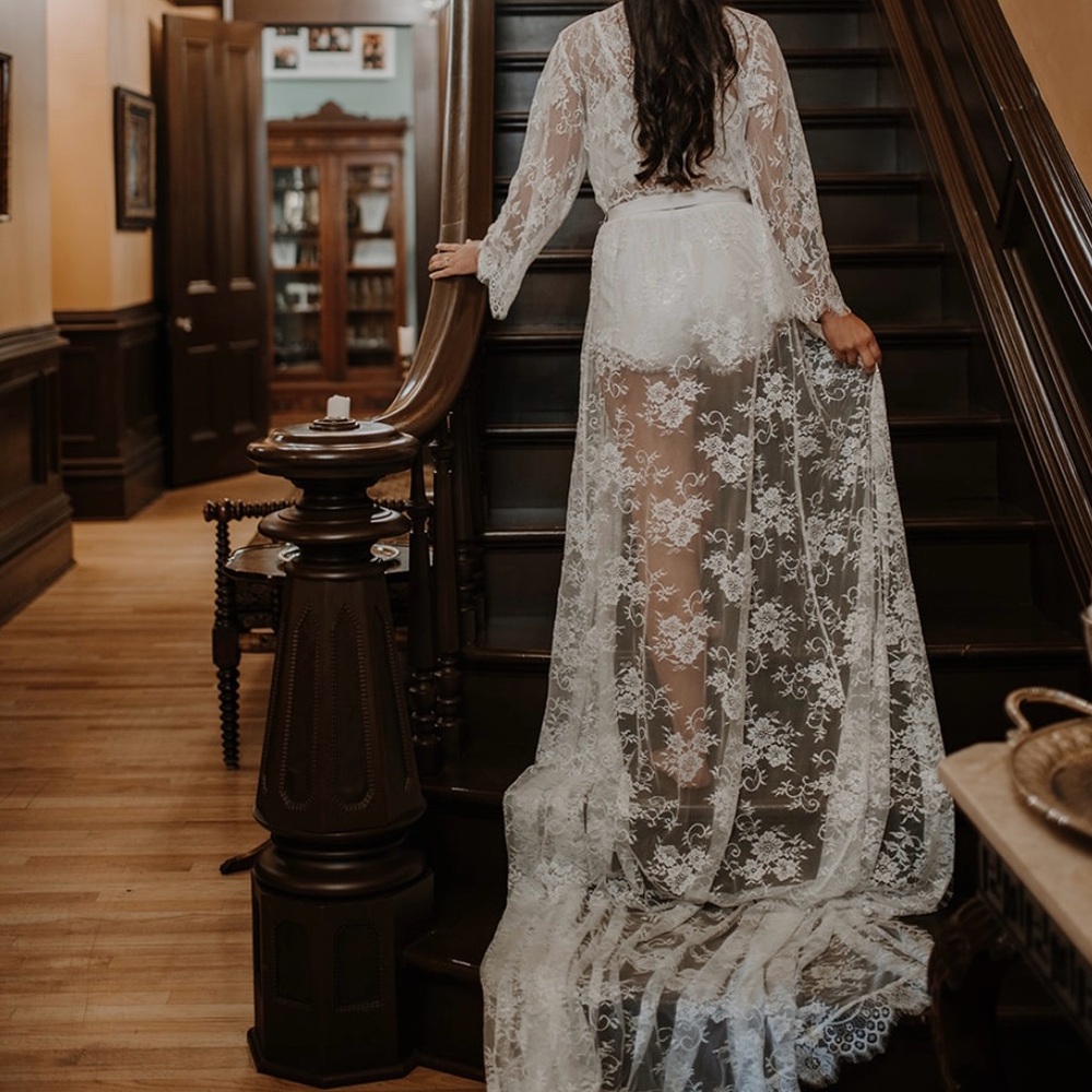 Elegant White Lace Robe - Picture 3 of 3